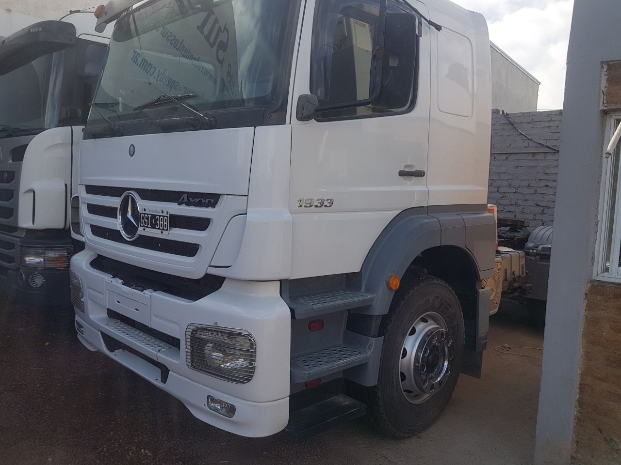Interior del taller mecánico con camión Mercedes Benz